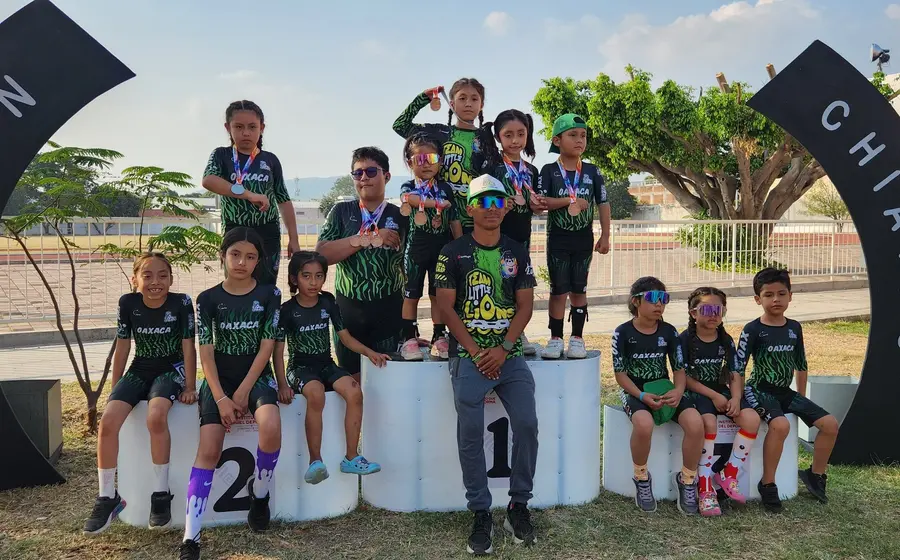 Un grupo de medallistas oaxaqueños posa orgullosamente con sus preseas ganadas durante el Open de Velocidad Chiapas 2025.
