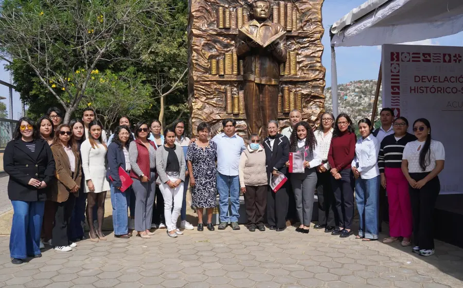 Fotografía de Modesto Patolzin Moicén, profesor de la Sección 22 desaparecido desde 1988, en cuyo honor se develó un memorial.