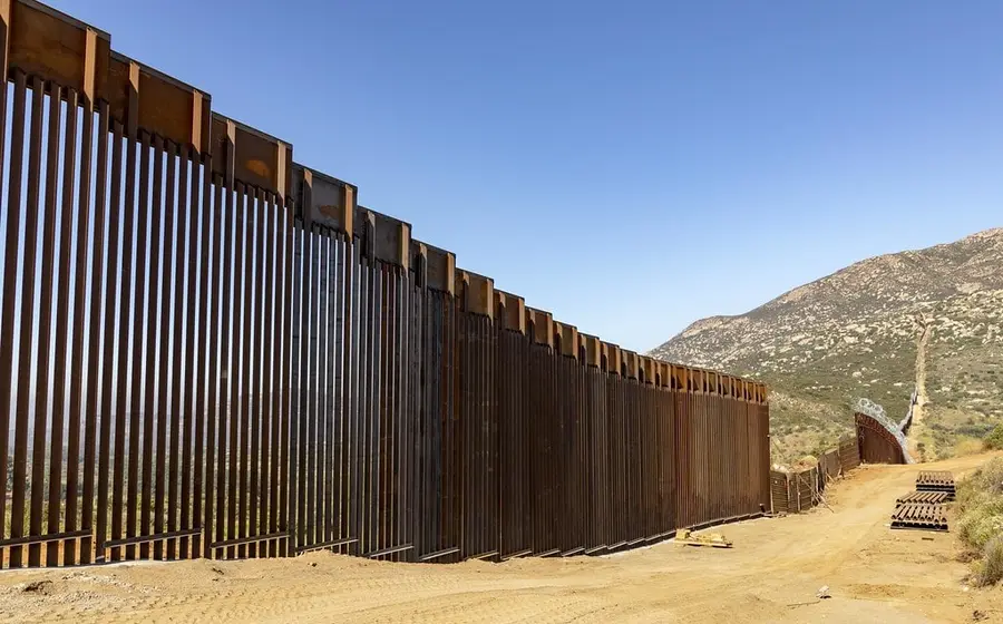 Dos mujeres migrantes resultaron lesionadas al caer del muro fronterizo en Tijuana; autoridades confirman que no son de origen oaxaqueño.