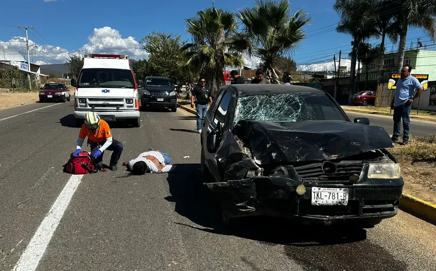 Escena del accidente donde el motociclista Álvaro, de 63 años, fue impactado por un vehículo compacto, causándole heridas fatales.