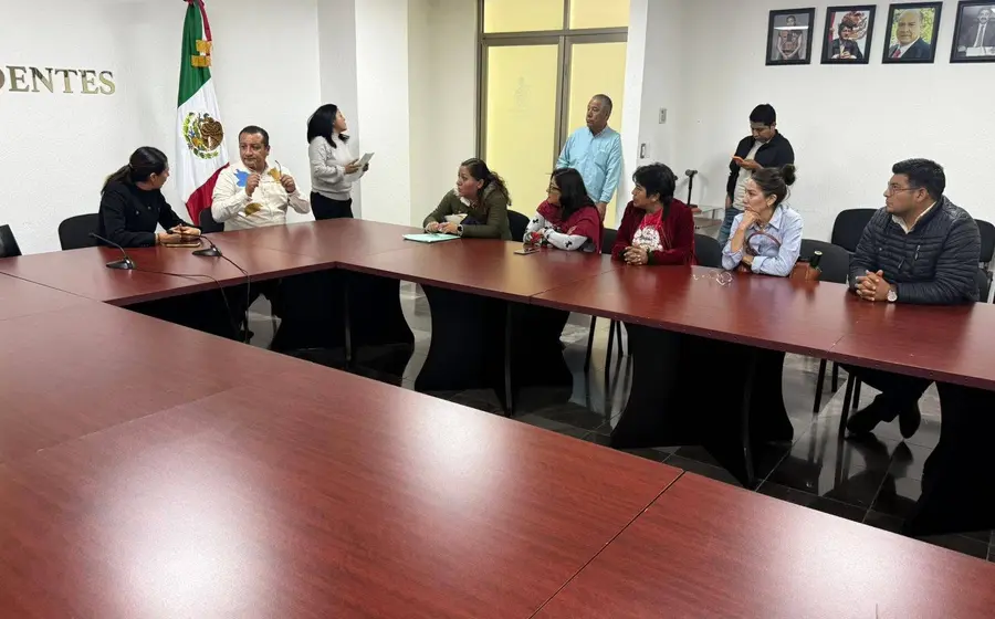Integrantes del Movimiento de los 1344 se presentan en el Congreso Local para entregar la iniciativa que busca derogar el Decreto 24.