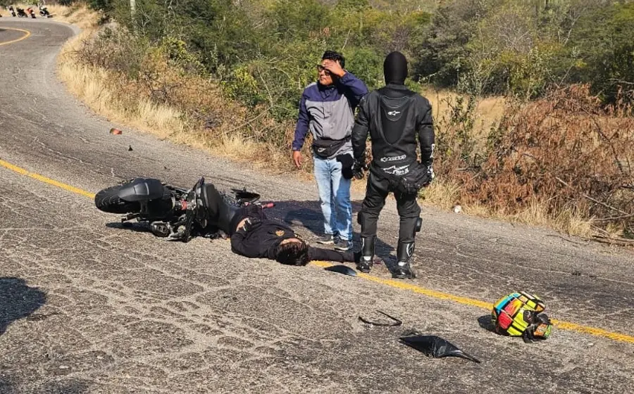 Escena del fatal accidente en la carretera al Istmo, donde un motociclista de 19 años falleció tras impactar su vehículo contra un tráiler.