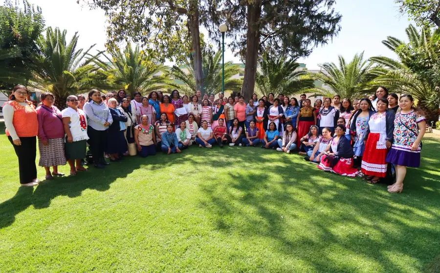 Un grupo de mujeres indígenas y afromexicanas se manifiesta públicamente para alzar la voz en contra de la violencia de género.