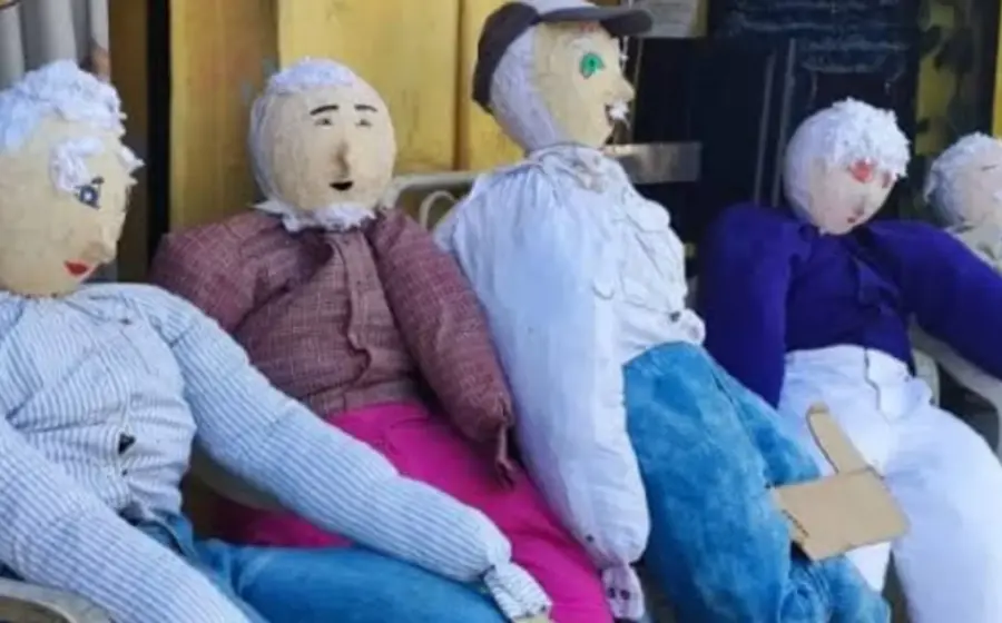 Los tradicionales muñecos conocidos como 'viejos' listos para la celebración segura del Año Viejo como opción para recibir el año nuevo.