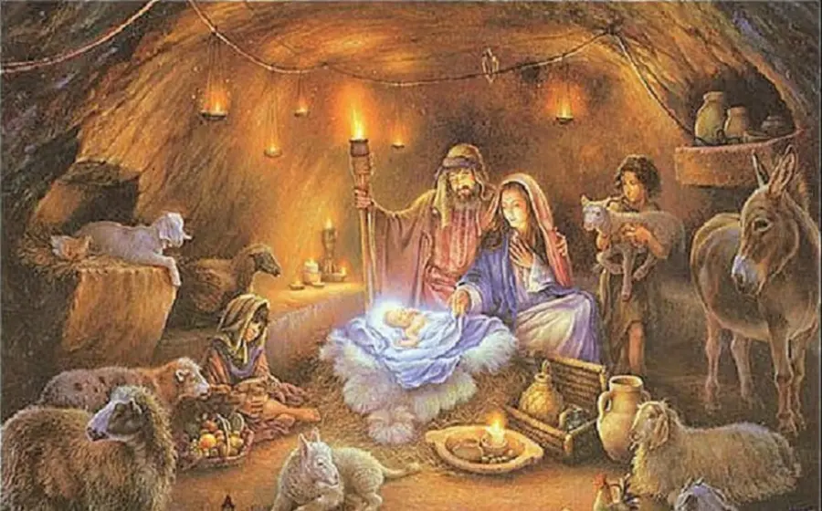 La figura del Niño Dios yace en un humilde pesebre, simbolizando su llegada al mundo y el nacimiento de Jesús.