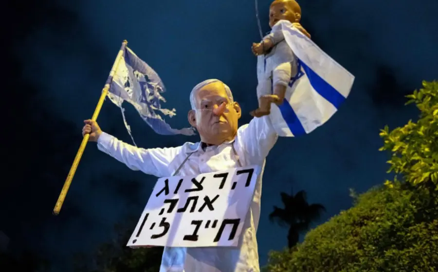 El político israelí Naftali Bennett, quien condiciona su apoyo para finalizar el juicio contra Benjamin Netanyahu a su retiro de la política.