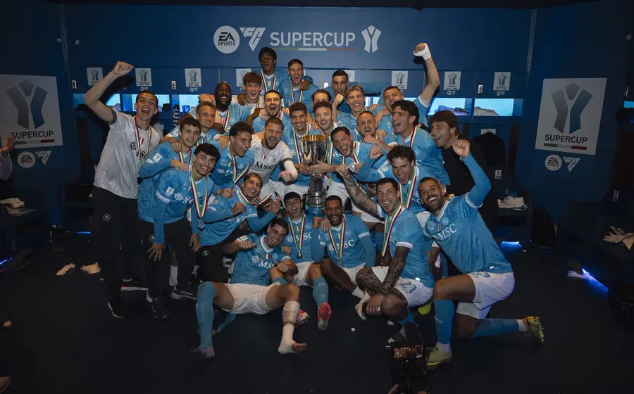 El equipo de fútbol Napoli celebra la obtención del título de la Supercopa de Italia tras su victoria contra el Bologna.
