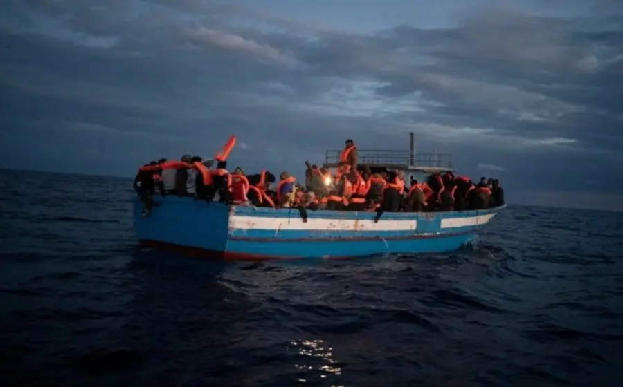 Una embarcación sobrecargada con cerca de 100 personas navega por un río en El Congo, antes del trágico naufragio que dejó 30 muertos.