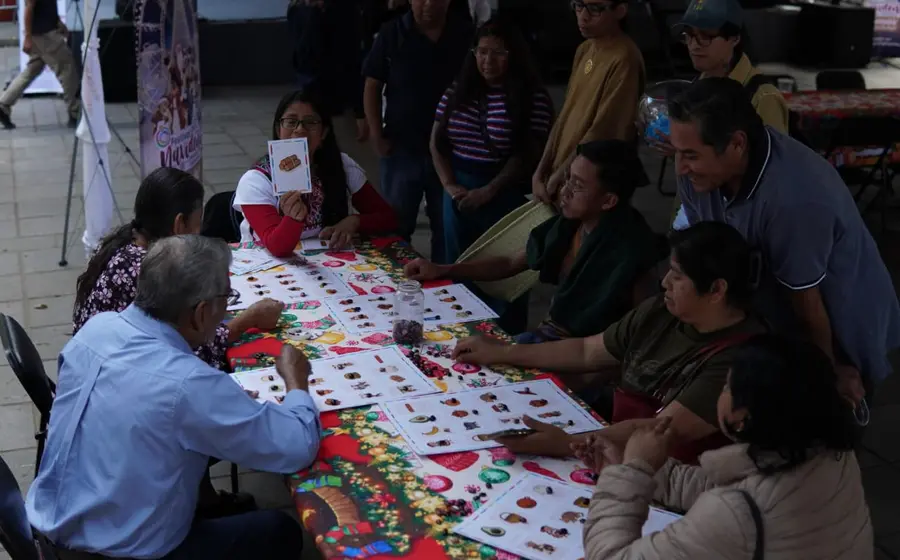 Personas de comunidades oaxaqueñas participan en diversas actividades culturales para celebrar la Navidad en lenguas originarias, manteniendo viva la tradición.