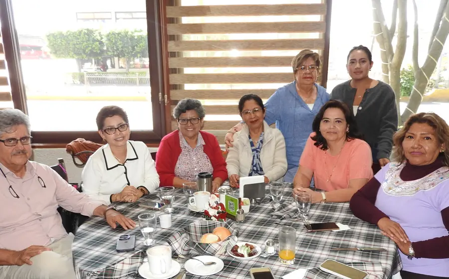 Nicolás, Ada, Anita, Grace, Sofía, Caro, Frida Sofia y Coco sonríen juntos, compartiendo un momento feliz durante una reunión social de amigos.