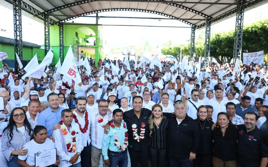 Funcionarios del INEA y autoridades locales celebran la declaración del municipio de Nicolás de Ruiz, Chiapas, como territorio libre de analfabetismo.