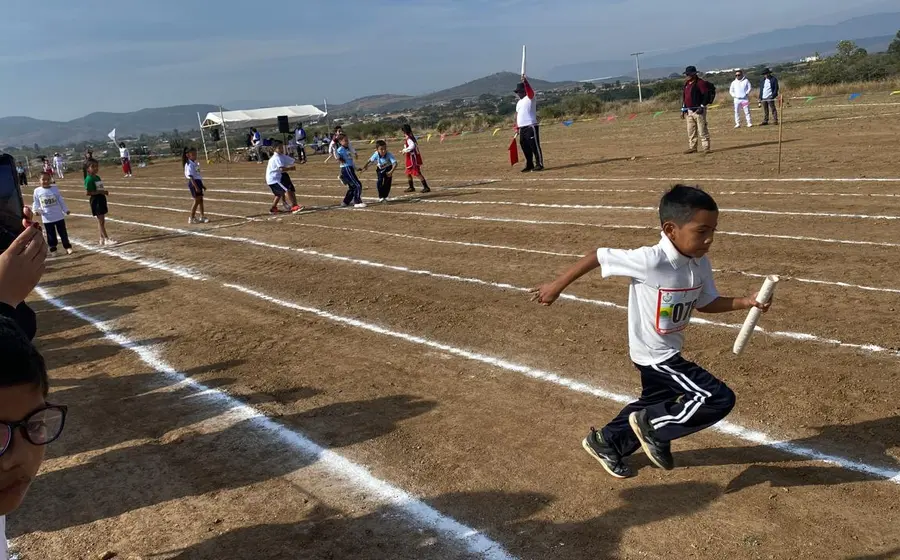 Un grupo de niños competidores dan su mejor esfuerzo durante una olimpiada deportiva, buscando con esperanza un lugar en el podio de los ganadores.
