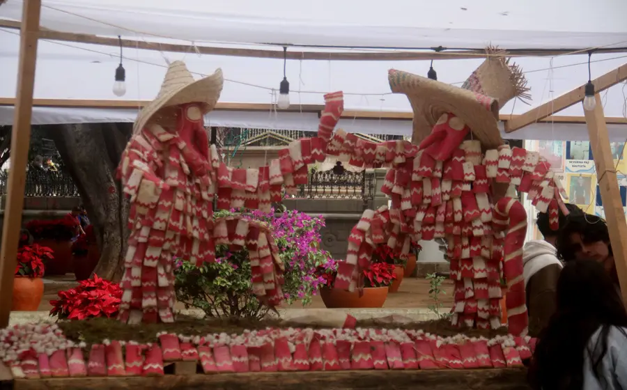 Una de las figuras de rábano exhibidas durante la tradicional Noche de Rábanos 2025 en Oaxaca, un evento que celebra el arte popular.