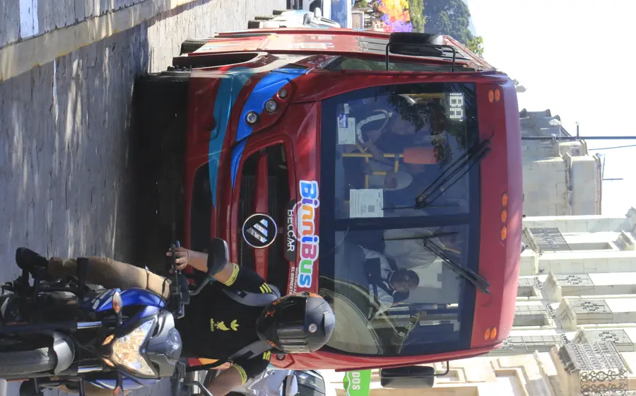 Una de las nueve unidades del BinniBus que cubrirá la nueva ruta de transporte público entre la Colonia del Maestro y Ánimas Trujano.