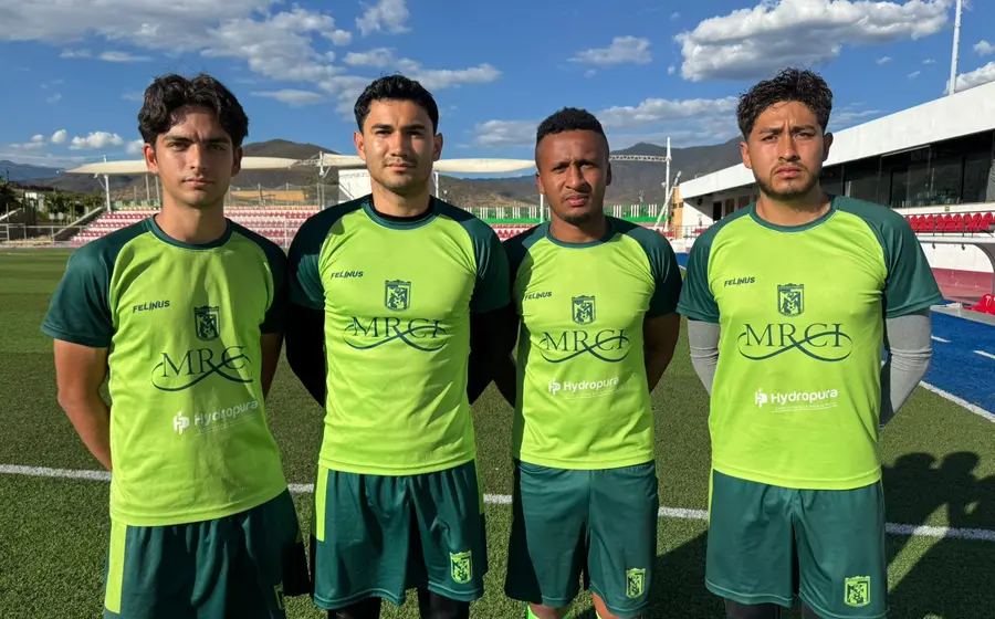 Los cuatro nuevos jugadores que se incorporan como refuerzos al equipo de futbol de los Chapulineros de Oaxaca posan para la fotografía.
