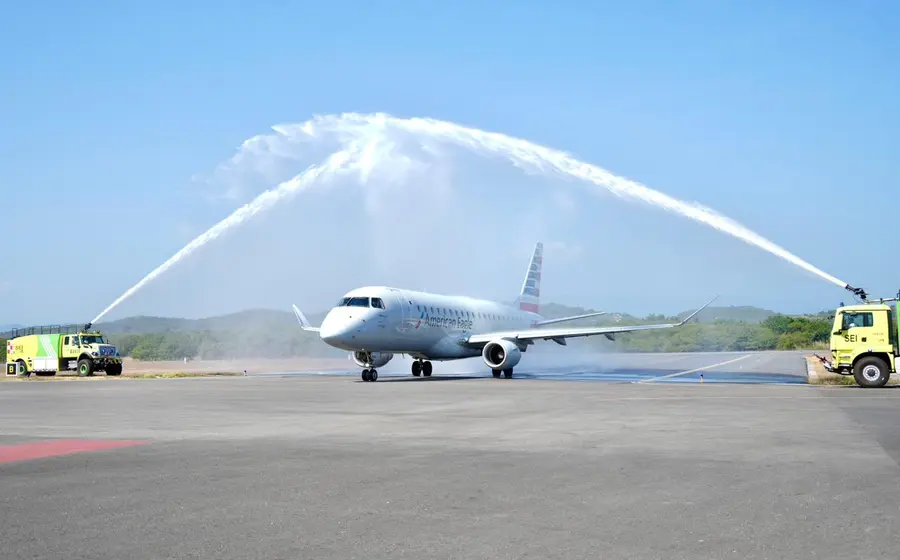 Un avión comercial en la pista, representando el nuevo vuelo internacional a Puerto Escondido que ofertará más de ocho mil asientos para viajeros.