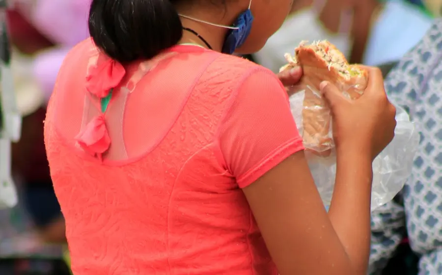 Niñas y niños de Oaxaca participan en un programa de salud para mejorar su alimentación y prevenir la obesidad infantil.