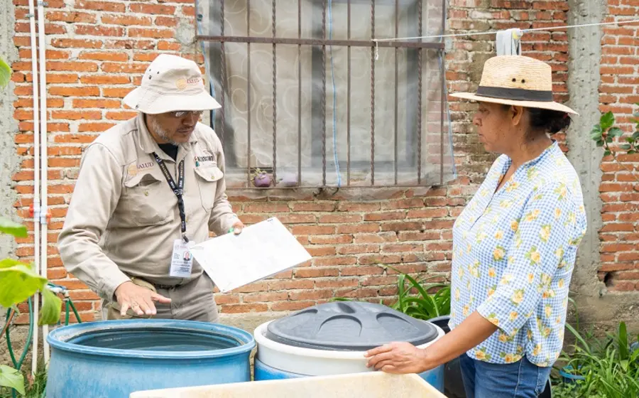 Imagen conceptual que ilustra la exitosa campaña de salud en Oaxaca, logrando una drástica reducción del 93% en los casos de dengue.
