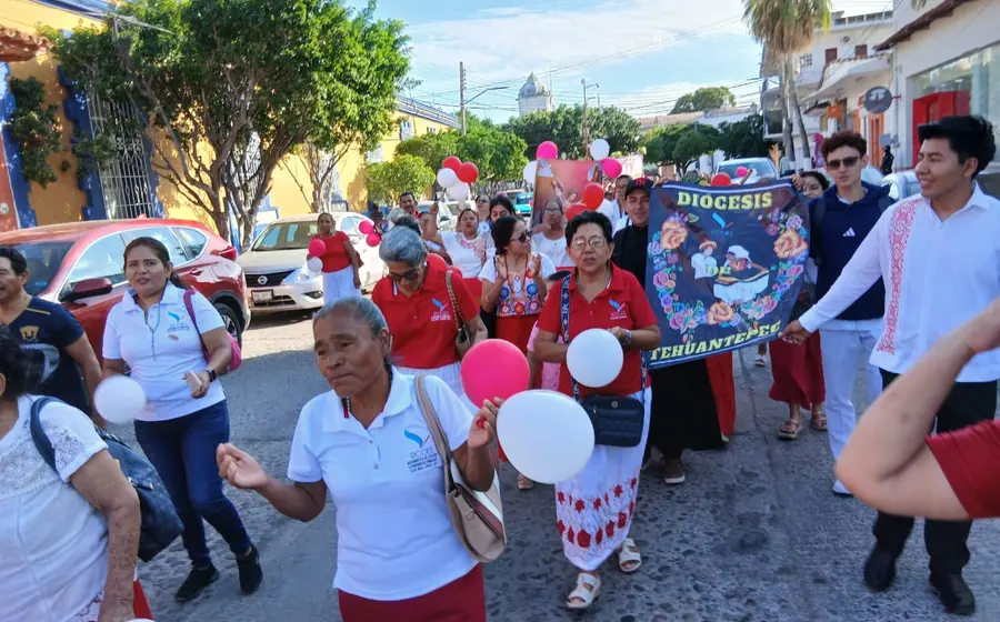 El Obispo de Tehuantepec encabeza la ceremonia por el 54 aniversario de la RCCES, un movimiento conocido por su oración comunitaria y sanación.