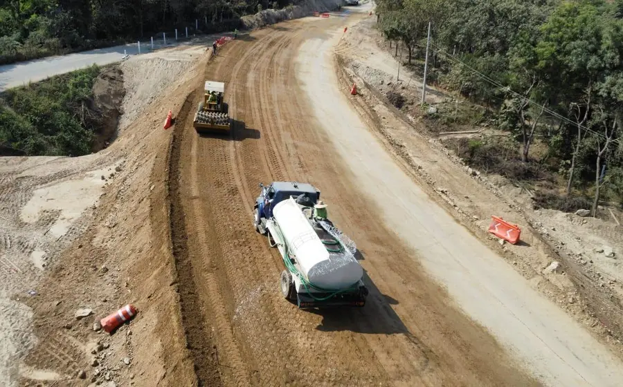 Imagen de las obras de modernización que se realizan en el tramo carretero Pochutla-Huatulco, parte del eje Salina Cruz-Zihuatanejo.