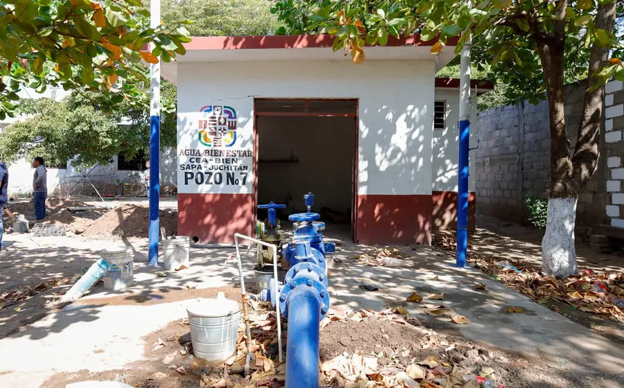 Obras en proceso para el fortalecimiento de la red de agua potable que beneficiará a los habitantes del municipio de Juchitán, Oaxaca.