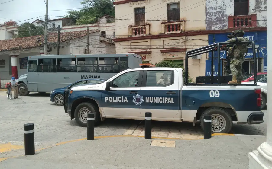 Elementos de seguridad realizan patrullajes en el Istmo de Tehuantepec como parte del operativo para incrementar la vigilancia en carreteras y zonas comerciales.