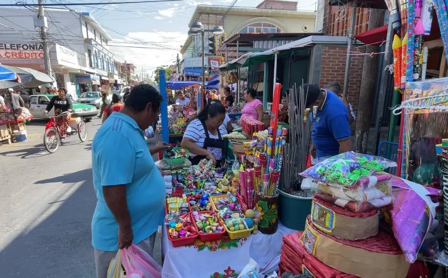 Elementos de seguridad pública vigilan puestos de venta de pirotecnia en Juchitán como parte del operativo por las fiestas decembrinas.