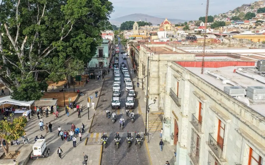 Elementos de seguridad participan en el operativo especial desplegado en Oaxaca para cuidar a los visitantes durante la temporada de vacaciones.