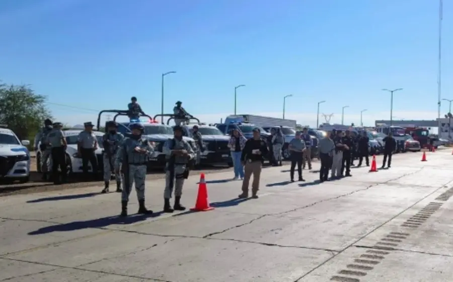 Autoridades federales realizan un operativo de vigilancia y auxilio en una carretera del norte del país, saturada por paisanos y vacacionistas.