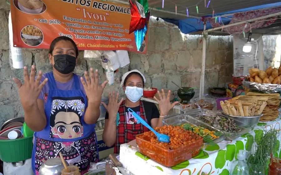 Personal de salud realiza un operativo de control sanitario en un establecimiento dedicado a la preparación y venta de alimentos y bebidas.