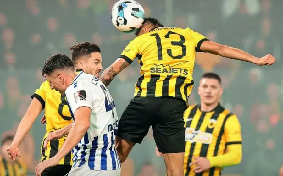 El futbolista mexicano Orbelín Pineda celebra tras anotar un gol para su equipo, el AEK de Atenas, durante una importante victoria.