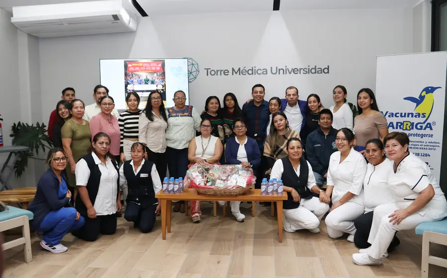 Grupo de organizadores e invitados posan durante la conferencia de prensa para anunciar la carrera atlética en honor a la enfermería.
