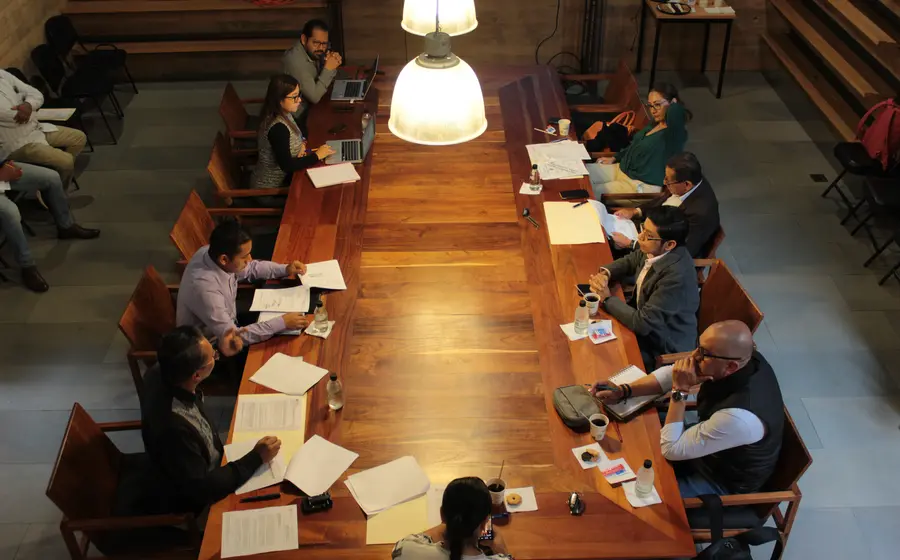 Miembros del Órgano de Gobierno del Archivo General del Estado de Oaxaca (AGEO) reunidos durante una sesión oficial de trabajo.