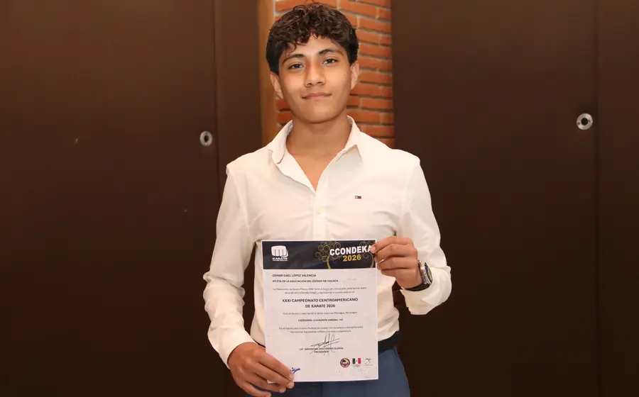 El joven atleta de karate Osmar Gael López, quien se prepara para competir y buscar una medalla en los juegos centroamericanos.