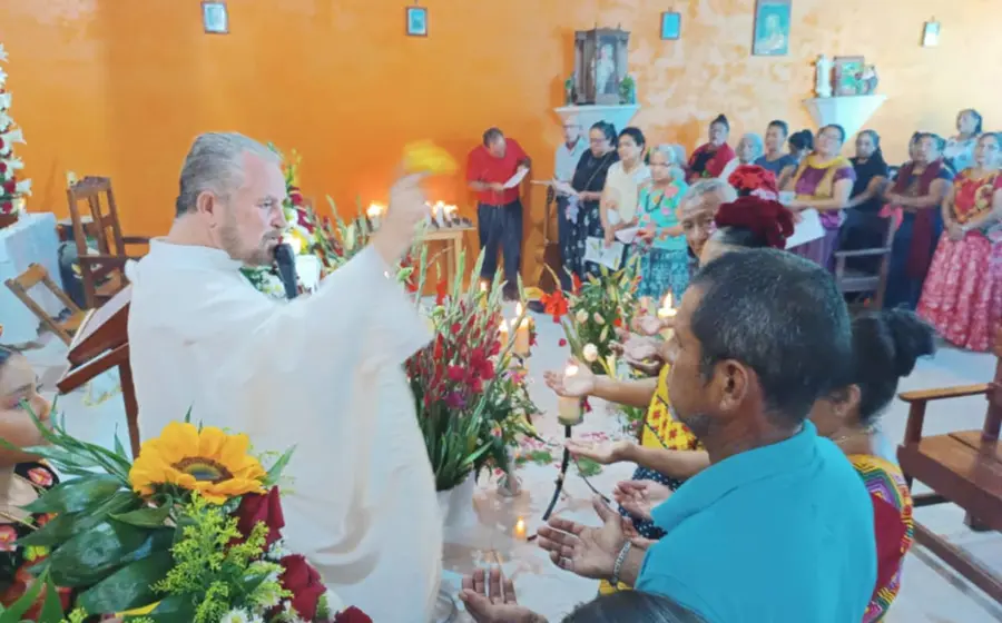 El 'Padre Chuy', jalisciense de corazón istmeño, durante su ordenación como sacerdote el 29 de noviembre de 1995 en su Parroquia Natal.