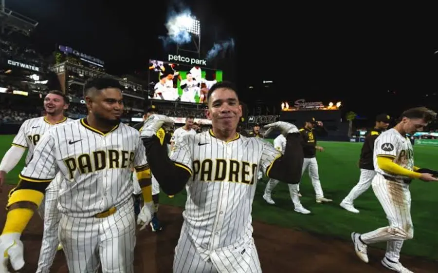 La gran afición mexicana apoya a los Padres de San Diego durante el regreso de las Grandes Ligas de Béisbol a México.