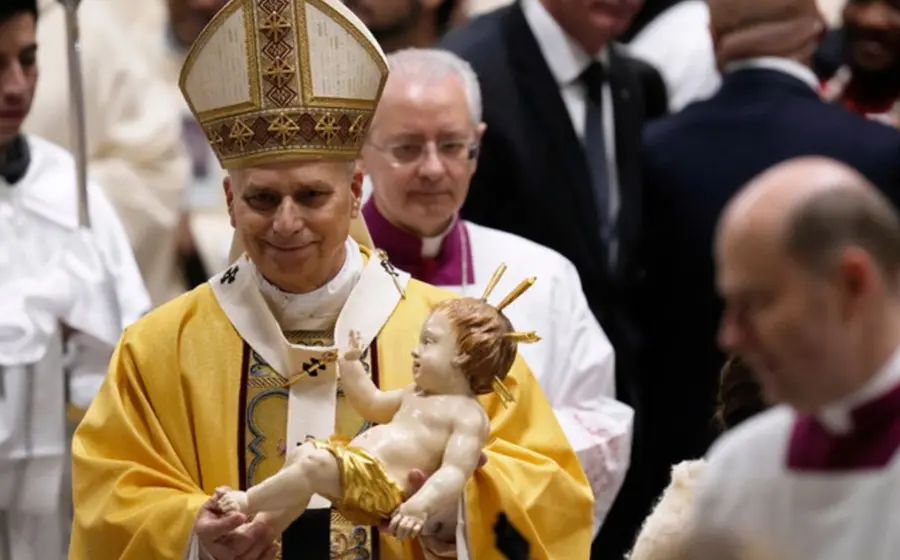 El Papa León XIV celebra su primera Misa de Navidad en la Basílica de San Pedro en el Vaticano, un momento solemne.