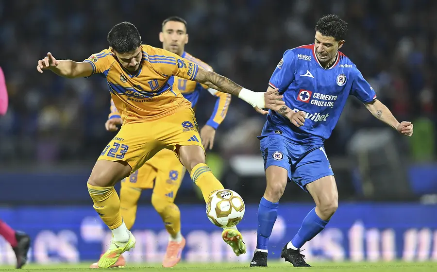 Escena del partido de ida entre Cruz Azul y Tigres, donde ambos equipos mostraron poco futbol, dejando la definición para el juego de vuelta.