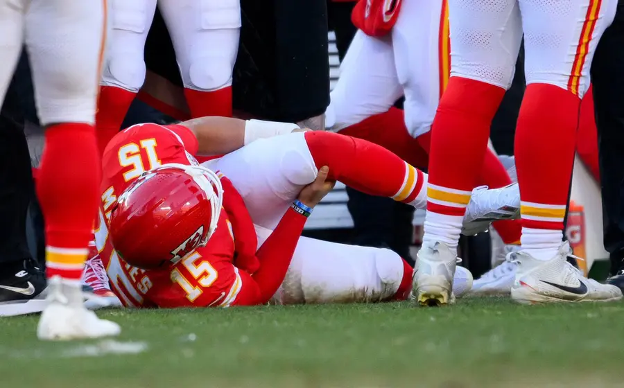 El mariscal de campo Patrick Mahomes, quien sufrió una lesión de ligamento cruzado que requerirá ser atendida en el quirófano.