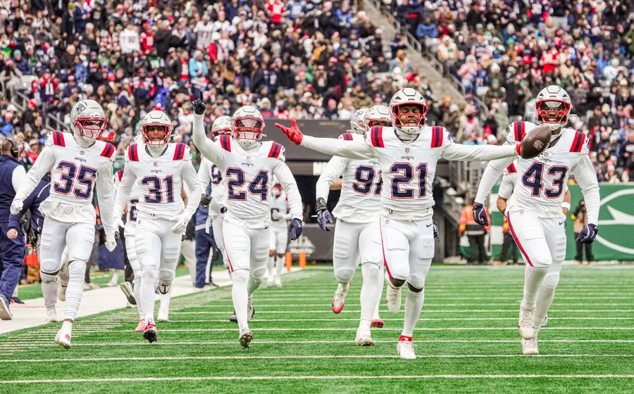 Jugadores de los Patriots en acción durante el partido de fútbol americano contra los Jets, manteniendo el buen paso hacia los playoffs.