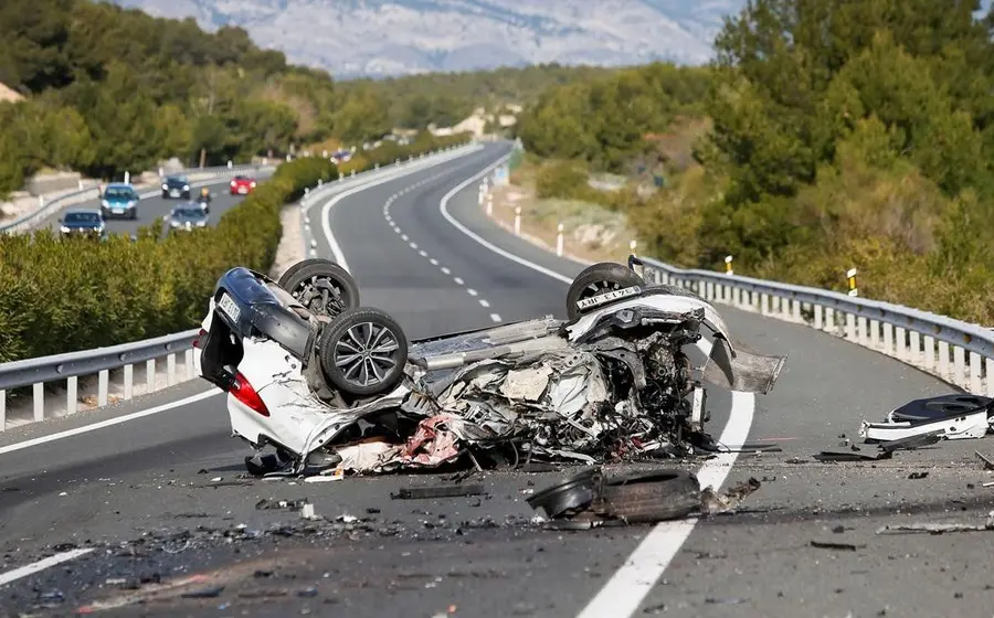 Una advertencia sobre el peligro de conducir bajo los efectos del alcohol, principal causa de siniestros viales en las carreteras durante diciembre.
