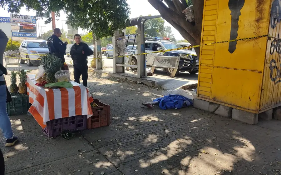 Una persona yace sin vida sobre el pavimento en la vía pública, mientras los cuerpos de emergencia acuden al lugar para atender el reporte.
