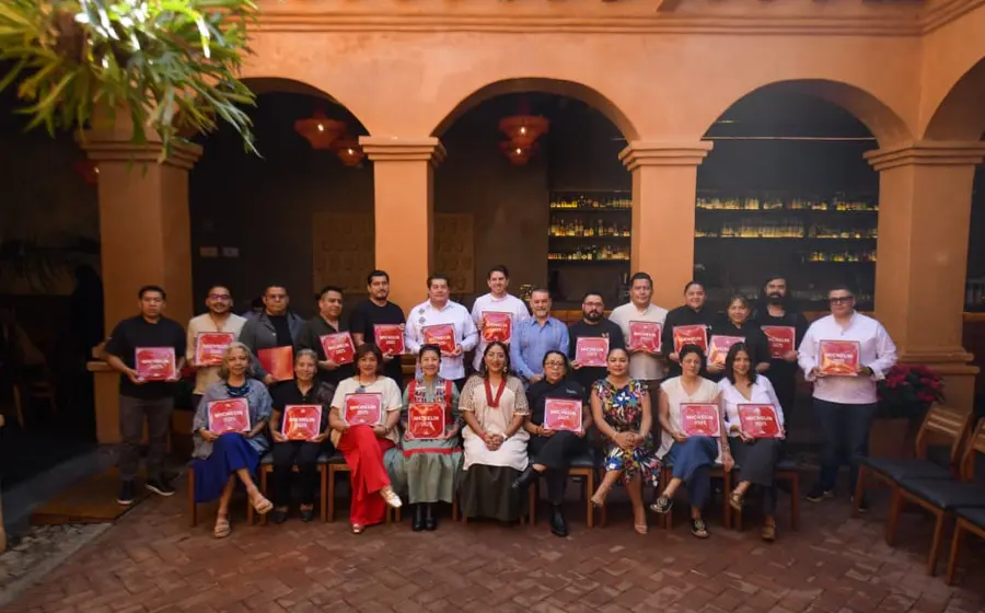 Una vista de las nuevas placas de la Guía Michelin 2025, otorgadas a restaurantes de Oaxaca en reconocimiento a su excelencia gastronómica.