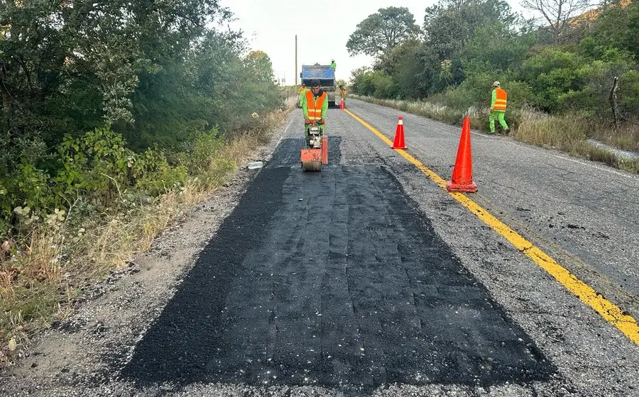 Trabajos de rehabilitación de 440 km de vías en la Mixteca por la SICT, como parte del Plan Lázaro Cárdenas para mejorar la seguridad vial.