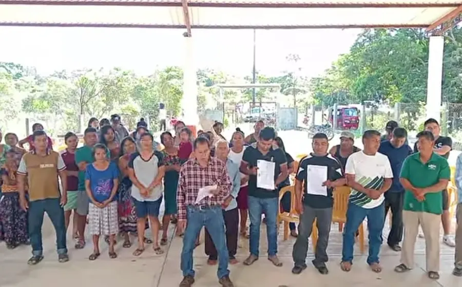 Pobladores de la comunidad de San Antonio, en San Juan Guichicovi, reunidos para exigir la entrega de recursos económicos para su localidad.