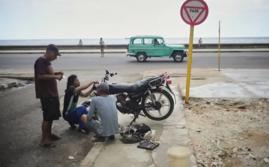 El funcionario cubano Poey, quien denunció a Estados Unidos como emisor de drogas a Cuba, destacando el peligro de la llegada por mar.