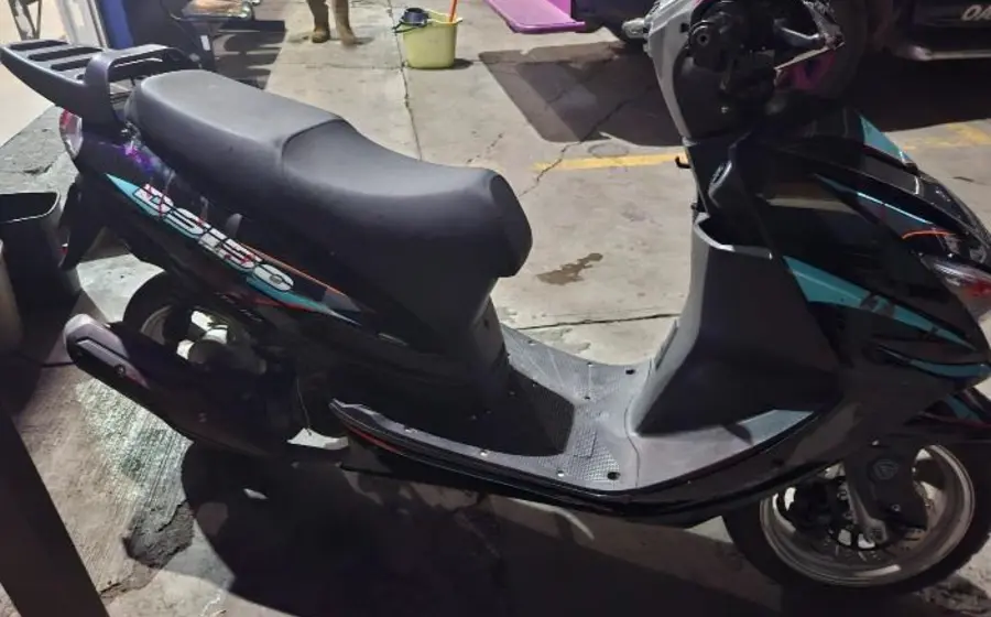 La motocicleta que fue abandonada por una pareja de ladrones es asegurada en el lugar por elementos de la policía de la capital.