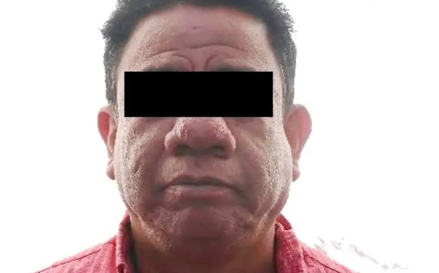 Policías de Oaxaca de Juárez detienen a un hombre acusado de amenazar con un cuchillo a un taxista para robarle en el centro.