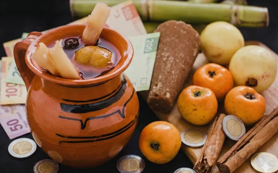 Una taza de ponche navideño tradicional de Oaxaca, cuyos ingredientes han subido de precio afectando su costo para las fiestas de fin de año.