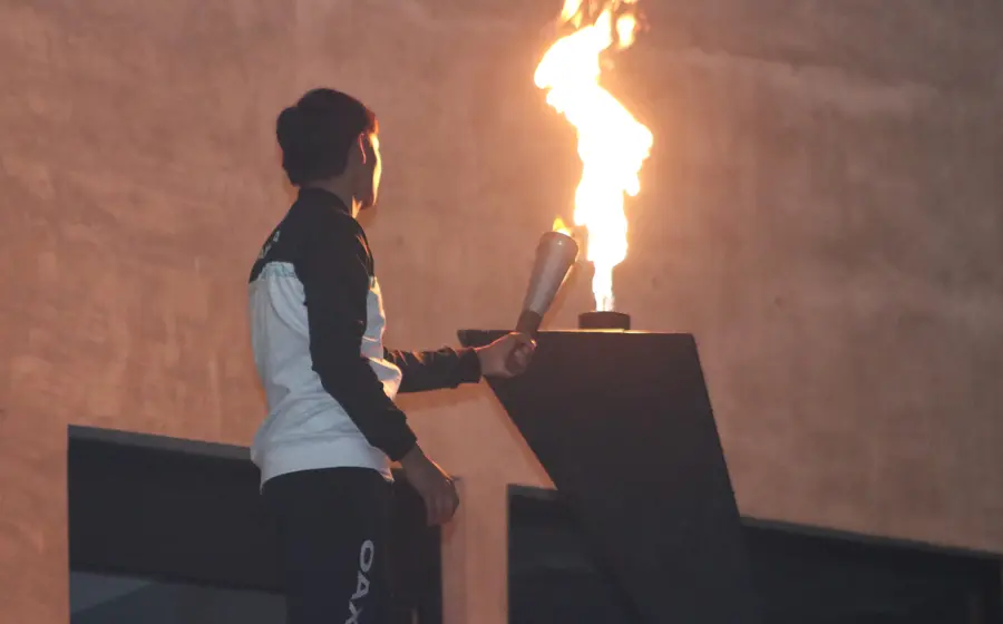 Escena de los preparativos para la ceremonia de inauguración de la Olimpiada Estatal, capturando el ambiente previo al inicio del evento deportivo.